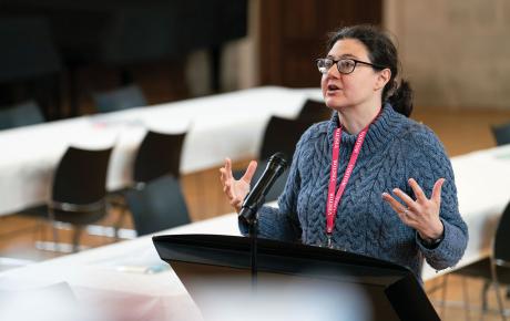 Lady presenting to na audience at a lectern
