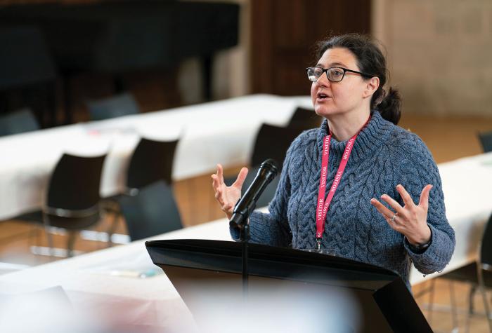 Lady presenting to na audience at a lectern